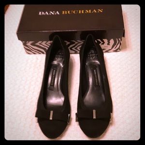 Dana Buchanan Lady-Like Bow Wedge Size 10M